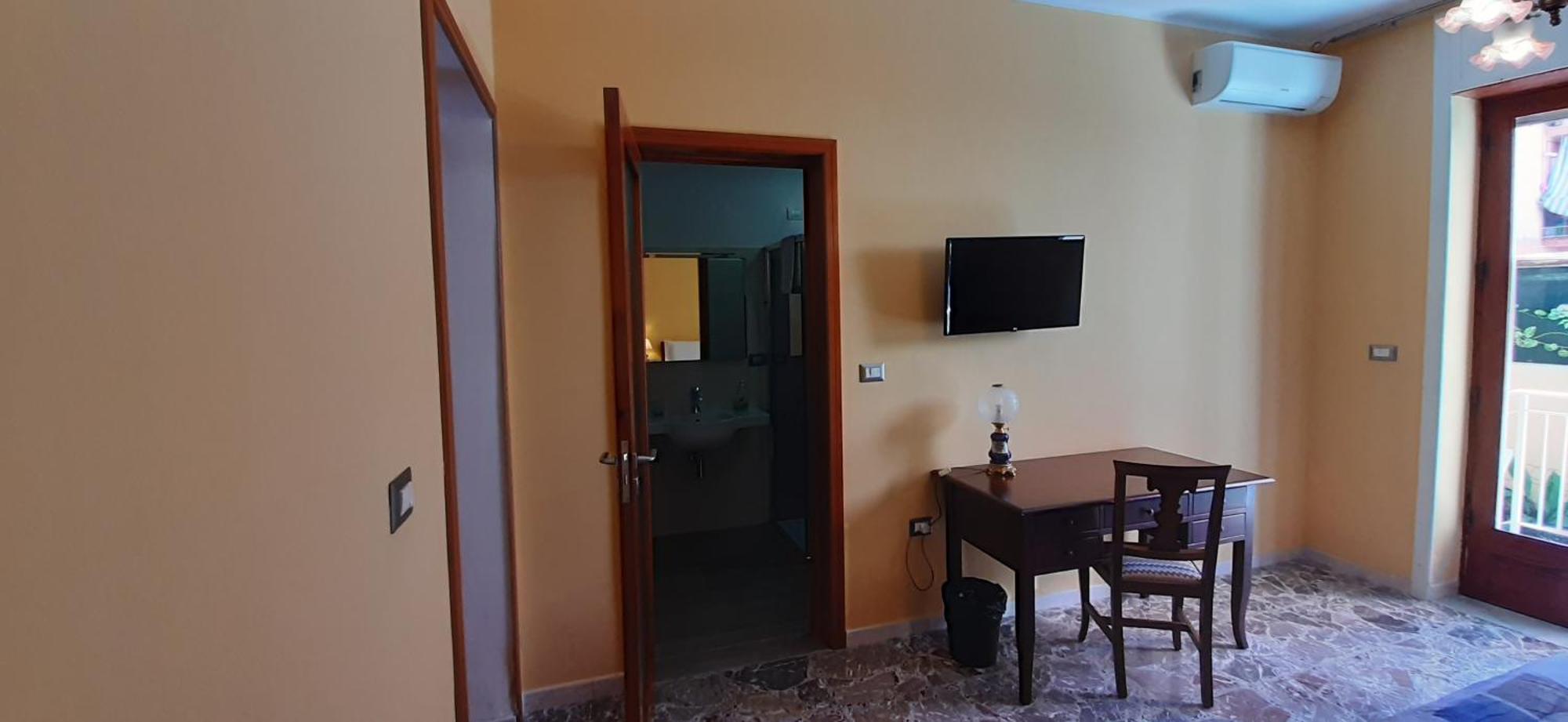 La Riviera Bed & Breakfast Милацо Стая снимка